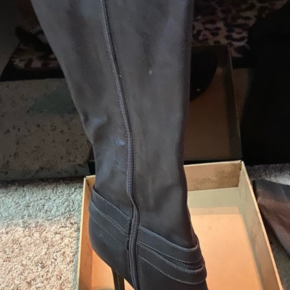 Brown High 4 1/2 Heel Boots. - Picture 2 of 9